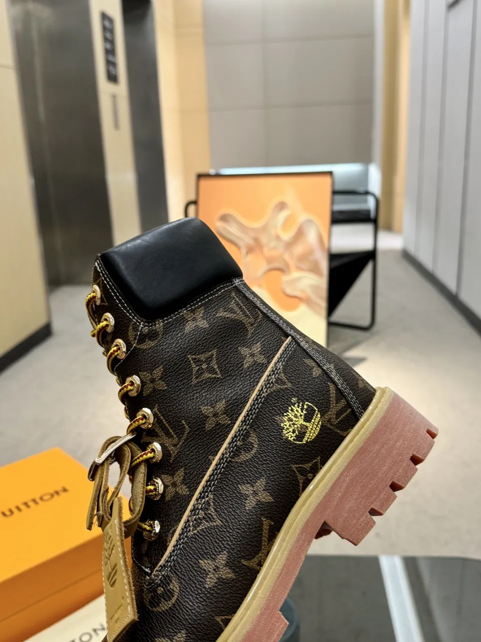 👟👟Ex-factory price 560👟👟 Men's size +20 Top version: 🏆Louis Vuitton x Timberland co-branded Via Instagram Lv ²⁰²4𝐬𝐬 Early autumn Timberland rhubarb boots worn by many stars 💯Multiple sets of outfits, autumn and winter limited edition👊 It is very difficult to buy at counters. This will be the first explosive version to detonate early autumn. It is worthy of having a unique fashion trend leading style. It is highly recommended to buy. Fabric: first layer nubuck leather. Lining: cowhide lining. Outsole: two-color rubber (sole thickness 5cm). Size: Female 35-41 (41 customized) Male 39-45 (45 customized)